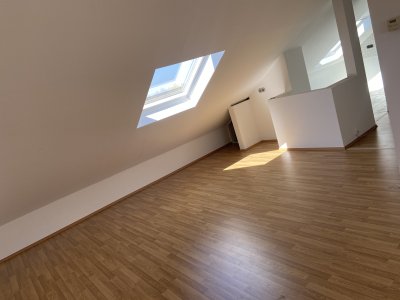 Erstbezug nach Sanierung! Schöne 2 Zimmer Dachgeschoss Wohnung in Augsburg-Lechhausen