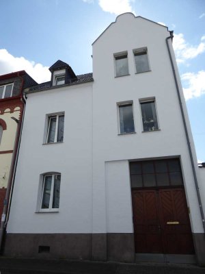 Gepflegtes Wohnhaus im Schiersteiner Ortskern mit 164 m² Wohnfläche, Hofgrundstück, frei ab 15.8.26