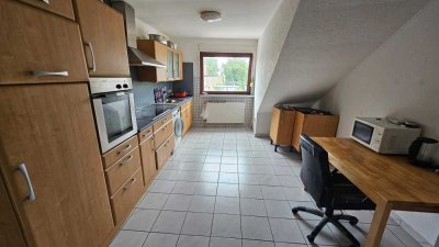 880 € - 75 m² - 3.0 Zi.
Eine schöne gut aufgeteilte Dachgeschoss Wohnung mit viel Licht