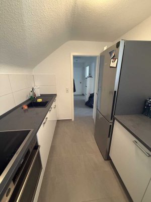 Sehr schöne, sanierte 2-Zimmer-DG-Wohnung