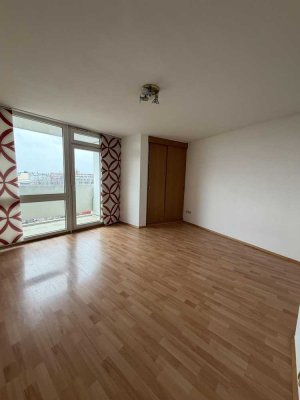 Helles, möbliertes City-Apartment mit Südbalkon & U-Bahn-Nähe