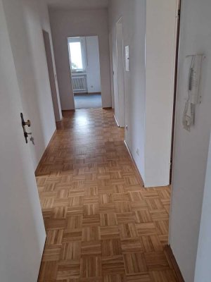 Freundliche und gepflegte 5-Zimmer-Wohnung mit Balkon in Korbach