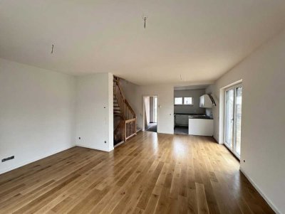 Moderne Doppelhaushälfte mit Wohnkeller und Carport