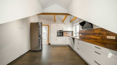 Lichtdurchflutete Dachgeschosswohnung mit tollem Grundriss und neuwertiger Ausstattung
