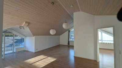 Helle 2,5-Zi-DG-Wohnung mit 92 m² und Alb-Blick – Raumgefühl zum Verlieben!