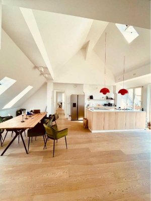 großzügig ausgebaute Dachgeschosswohnung mit idyllischem Ausblick in Prenzlauerberg