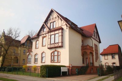 Schönes Wohnen in toller Villa - 3 Raum-Wohnung mit Carport