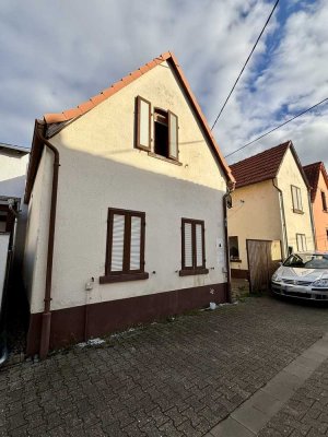 Kleines Einfamilienhaus mit zwei separaten Wohneinheiten und Innenhof