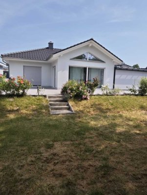 Neu errichtetes Traumhaus auf großem Grundstück