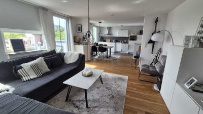 Helle, moderne 2 Zi.- Whg mit EBK, Parkettboden, Fußbodenheizung und großem S/W Balkon