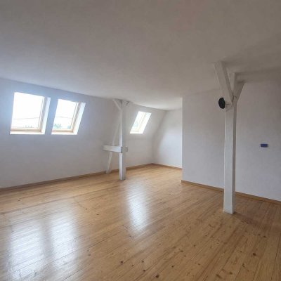 Gemütliche 1-Zimmer-Wohnung im Dachgeschoss mit Holzdielen