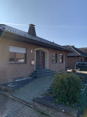 Ein o. Zwei-Generationen-Haus Walmdach Bungalow 71/2 Zimmer in Hamminkeln-Mehrhoog