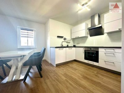 Hochwertig sanierte 4-Raum-Wohnung mit EBK, Balkon und Fahrstuhl - teilmöbliert - Ehrenfriedersdorf!