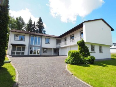 Stilvolles Wohnhaus mit weitläufigem Parkgrundstück