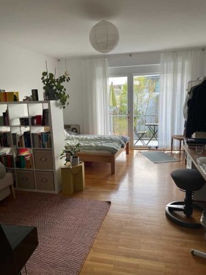 Helle 1-Zi.-Whg. mit Wohnküche u. EBK, Südbalkon, schöner Ausblick - befristet max. 3 Jahre