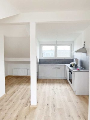Lichtdurchflutete Wohnung, neu saniert, mit Balkon  und  Einbauküche! Ab 01.12.2025