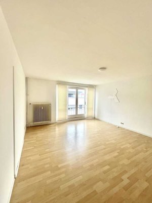 Helle 4-Zimmer-Wohnung im Zentrum von Stuttgart - auch ideal als WG geeignet!