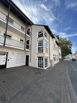 Helle großzügig geschnittene 3 Zi-Wohnung mit Küche und Balkon