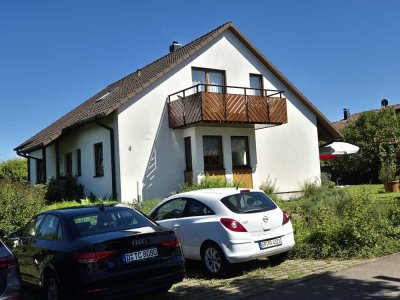 Helle und ruhige 3-Zimmer DG-Wohnung in 2 Fam.-Haus mit großem Balkon und EBK in Göppingen-Manzen
