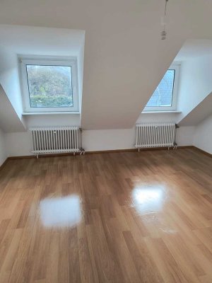 NEU: Dachgeschosswohnung über DM