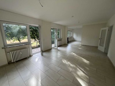 Neuwertige Wohnung mit drei Zimmern und Balkon