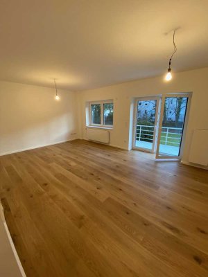 Erstbezug nach Sanierung: Große und luxuriöse 4-Zimmer-Wohnung mit Balkon in ruhiger Lage