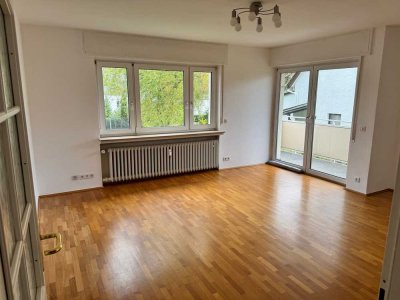 Freundliche, gut geschnittene 3,5-4 Zimmer-Erdgeschoss-Wohnung in kleiner WE in Hofheim!