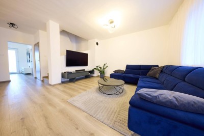 Zu verkaufen NEUES 5-Zimmer-familienhaus mit großer Terrasse und grünem Garten, in ruhiger Lage
