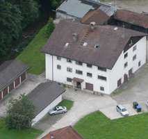 Renovierte 2-Zi.-Etagen-Whg. ohne Balkon, EBKü., Garage, Gem.-Garten/Grillpl., Näh. BAB-Einfahrt.