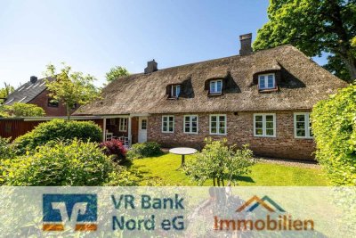 Charmantes Friesenhaus unter Reet mit Carport und optionaler Ferienwohnung in bevorzugter Lage
