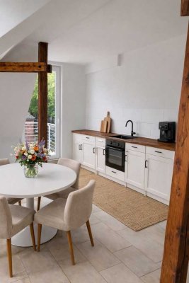 +++ DACHGESCHOSSLIEBHABER AUFGEPASST - ALTBAUCHARME MIT GROßEM BALKON +++