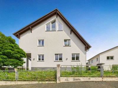 Panoramablick inklusive – Zweifamilienhaus mit Terrasse, Balkon und großem Grundstück in Bad Vilbel