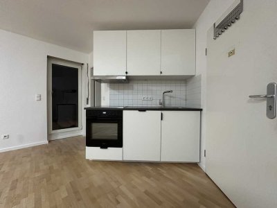 Kleines Apartment nahe U Hönow - 3. OG mit großer Terrasse + Renoviert + neuer Einbauküche
