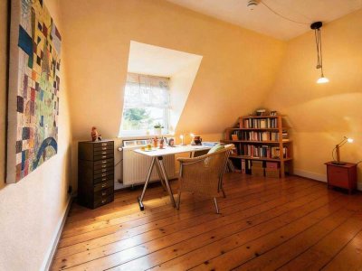 Frühlingsstart im neuen Zuhause: 3-Zi-DG Altbau -Traum in Kürze bezugsfrei