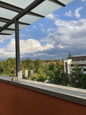 Große Dachgeschosswohnung mit Einbauküche befristet bis April 2027