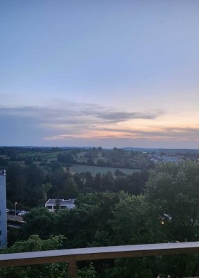 Helle, renovierte 2,5-Zimmer-Wohnung mit Balkon, Garage+Stellplatz und EBK in Nürtingen
