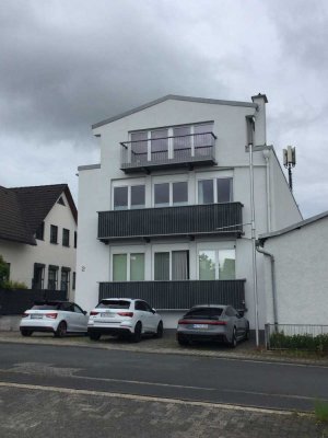Nachmieter : Stilvolle 4-5-Raum-DG-Wohnung mit luxuriöser neuwertiger Ausstattung in Oberursel