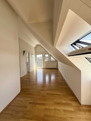 Privat: Lichtdurchflute, stilvolle 3-Zi Penthouse-Maisonette geh. Ausstattung, EBK, TG-Platz, Keller