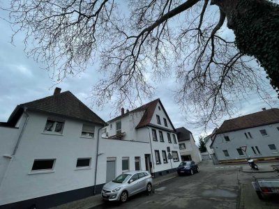 Sanierte Wohnung mit vier Zimmern sowie Terasse und Einbauküche in Viernheim