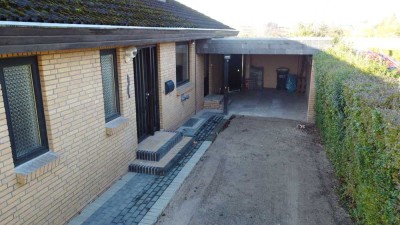 Satteldachbungalow mit Teilkeller in beliebter Feldrandlage- frisch saniertes Duschbad und Gäste-WC