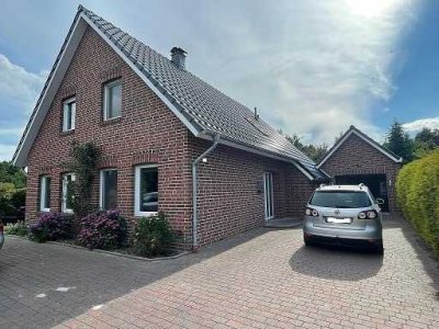 Modern wohnen, ruhig leben - Junges Dreigiebelhaus mit Garage in Badeseenähe