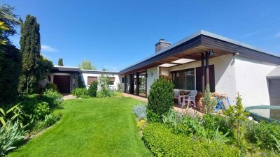 Charmanter Bungalow auf parkähnlichem Grundstück mit Anbaumöglichkeit
