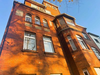 Kapitalanleger aufgepasst: Maisonnette-Wohnung mit Dachterrasse, Einbauküche und Sichtbalken!