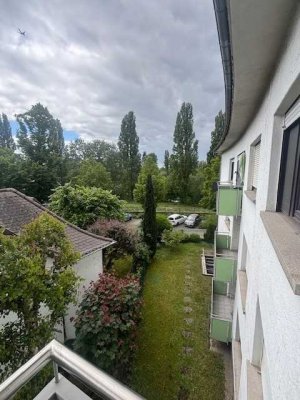 frisch renovierte Zwei Zimmer mit Balkon und Mainblick