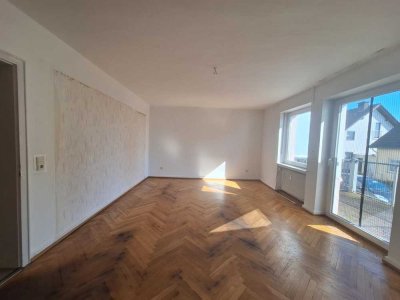 Große 3 ZKB Erdgeschosswohnung mit Balkon