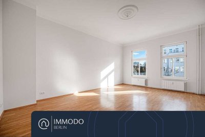 � Wohnen an der Spree - Charmante 2 Zi-Altbau-Wohnung mit hohen Decken & EBK in ruhiger Spielstraße