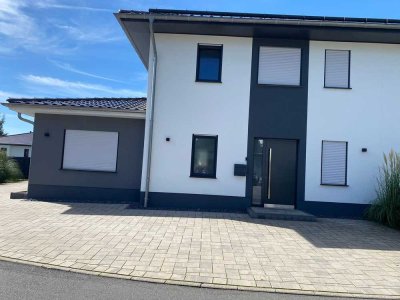 Traumhafte Neubau-Doppelhaushälfte auf Eckgrundstück – 160 m², Balkon, Terrasse & idyllische Lage am