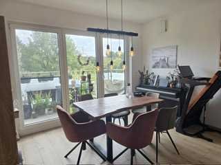 Moderne Dachgeschosswohnung im KfW-55-Effizienzhaus mit Garten