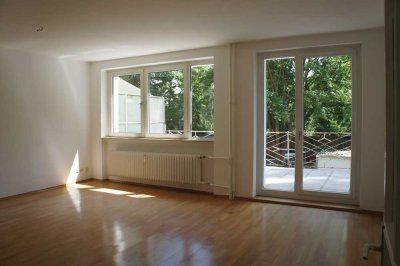 Helle 3,5-Zimmer-Wohnung mit 30m² großer Terrasse und Einbauküche in Hannover-Südstadt