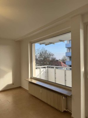 Helle Wohnung mit großem Balkon mit bester Anbindung nach Frankfurt - Schwimmbad und Sauna inklusive